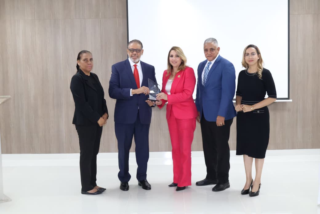 Desarrollo de la Comunidad reconoce a arqueóloga Kathleen Martínez por su destacada labor en Egipto.