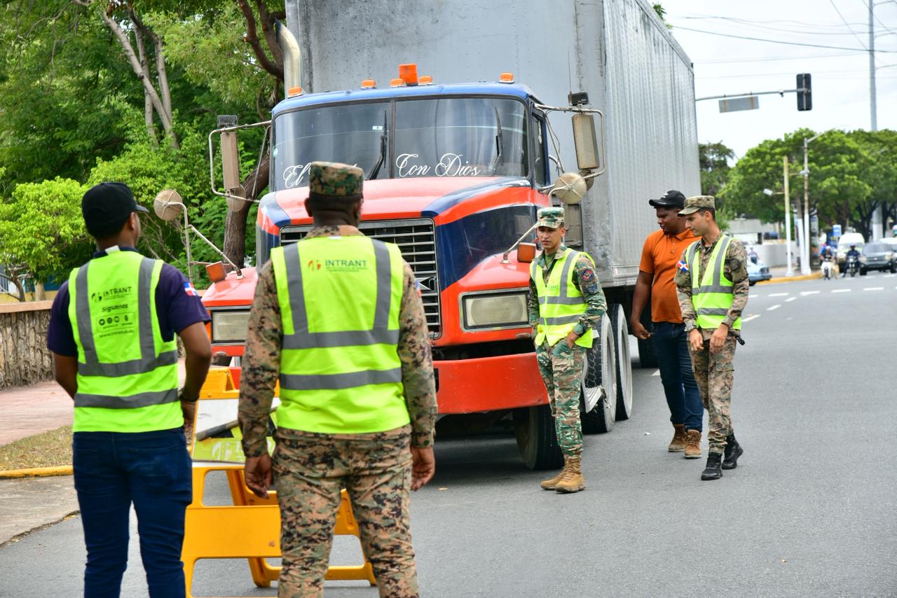 INTRANT anuncia medidas especiales para regular el transporte de carga en Navidad 2025 y Año Nuevo 2026.