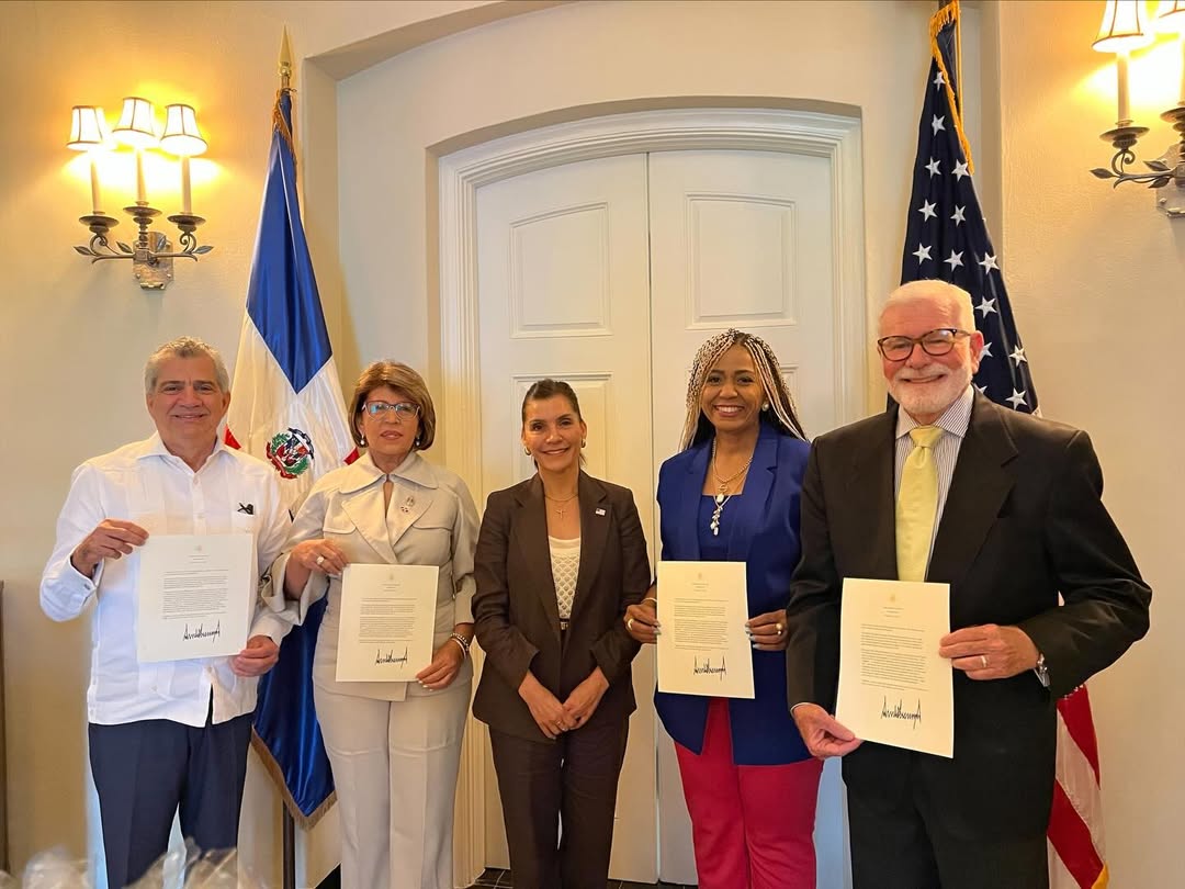 Foro de Mujeres en Defensa de la Vida y la Familia, Inc. (FOMUDEVI) en reunión con la embajadora de los Estados Unidos y otras organizaciones de la sociedad civil.