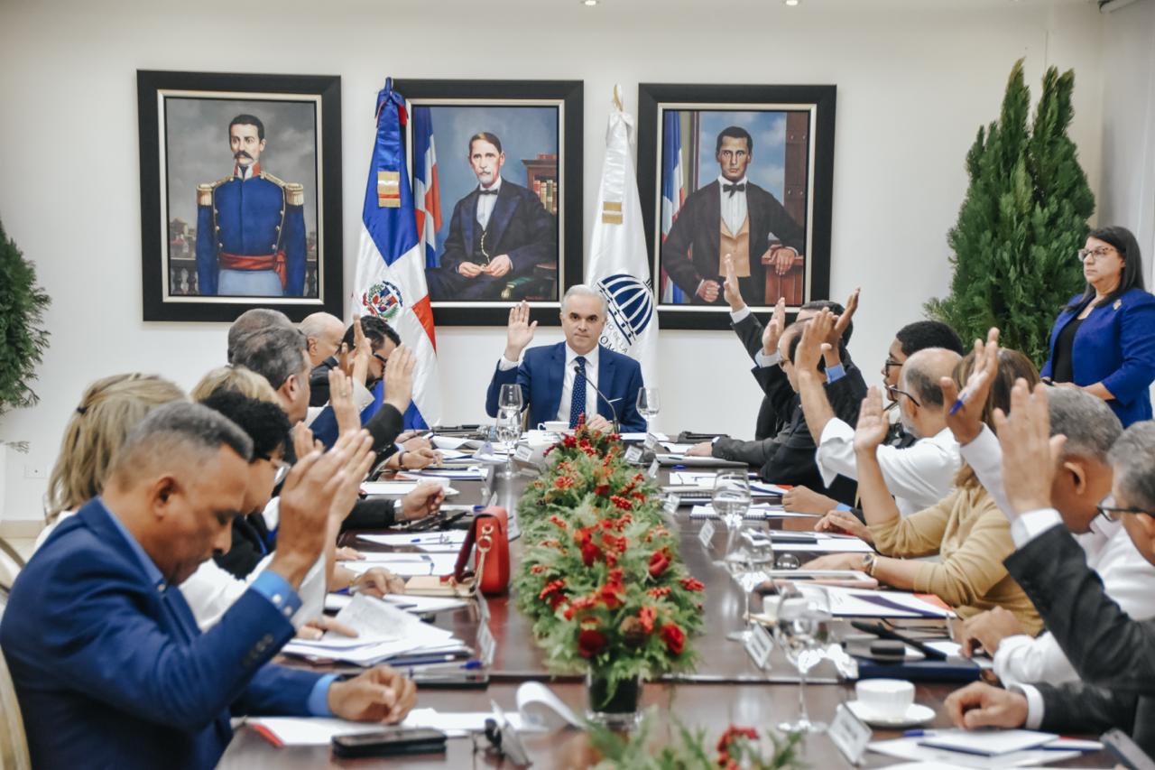 Ministro Luis Miguel De Camps presenta en CNE su apuesta por la inclusión de las competencias digitales.