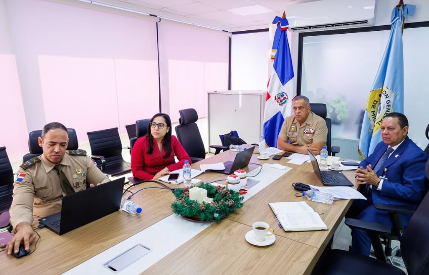Nuestro director general, el vicealmirante Luis Rafael Lee Ballester, ARD, junto a las autoridades migratorias de los países miembros del Sistema de la Integración
