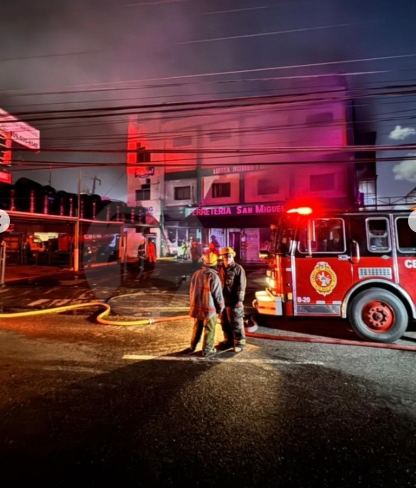 Incendio en ferretería San Miguel moviliza más de 150 bomberos en el Distrito Nacional