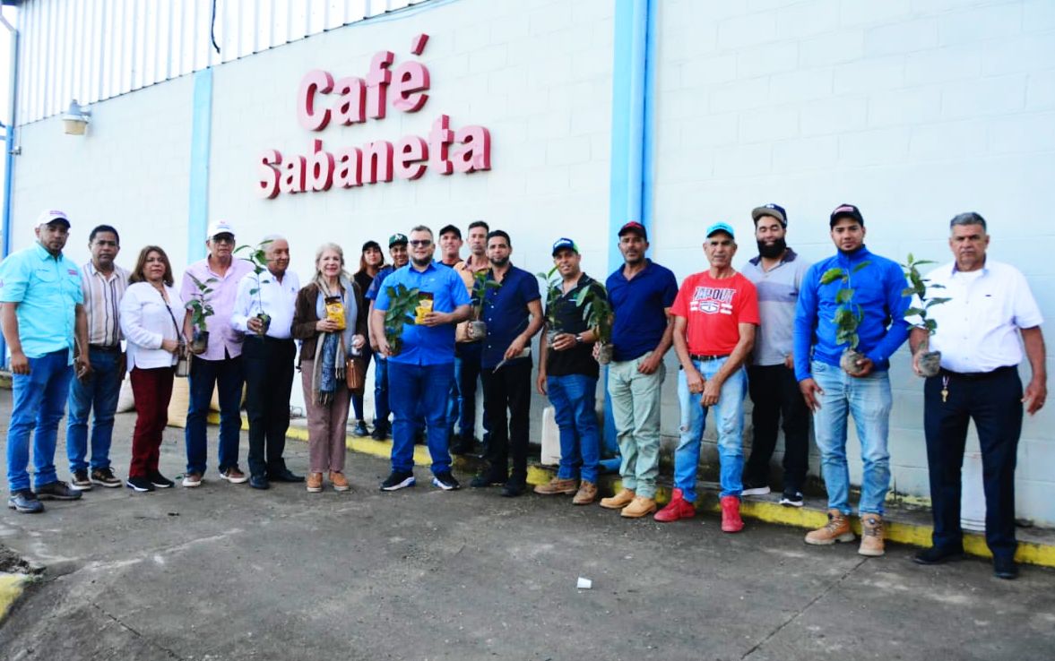 Hecmilio Galván recorre la Sierra de San José de Las Matas promoviendo la agroecología y el agroturismo