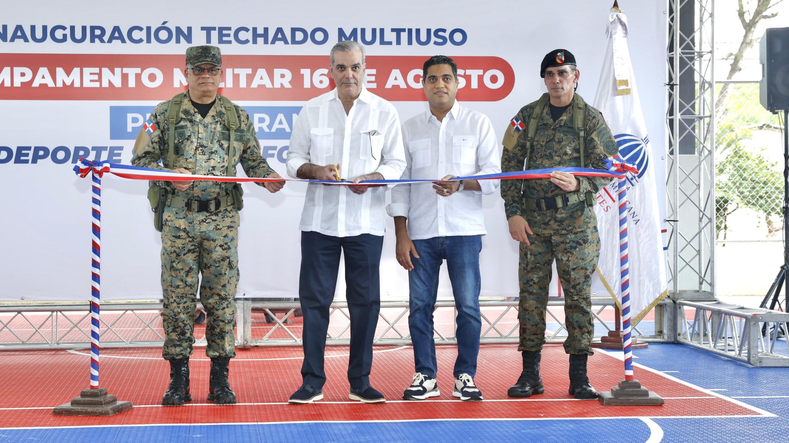 Presidente Abinader y ministro Kelvin Cruz inauguran techado multiuso en Campamento Militar