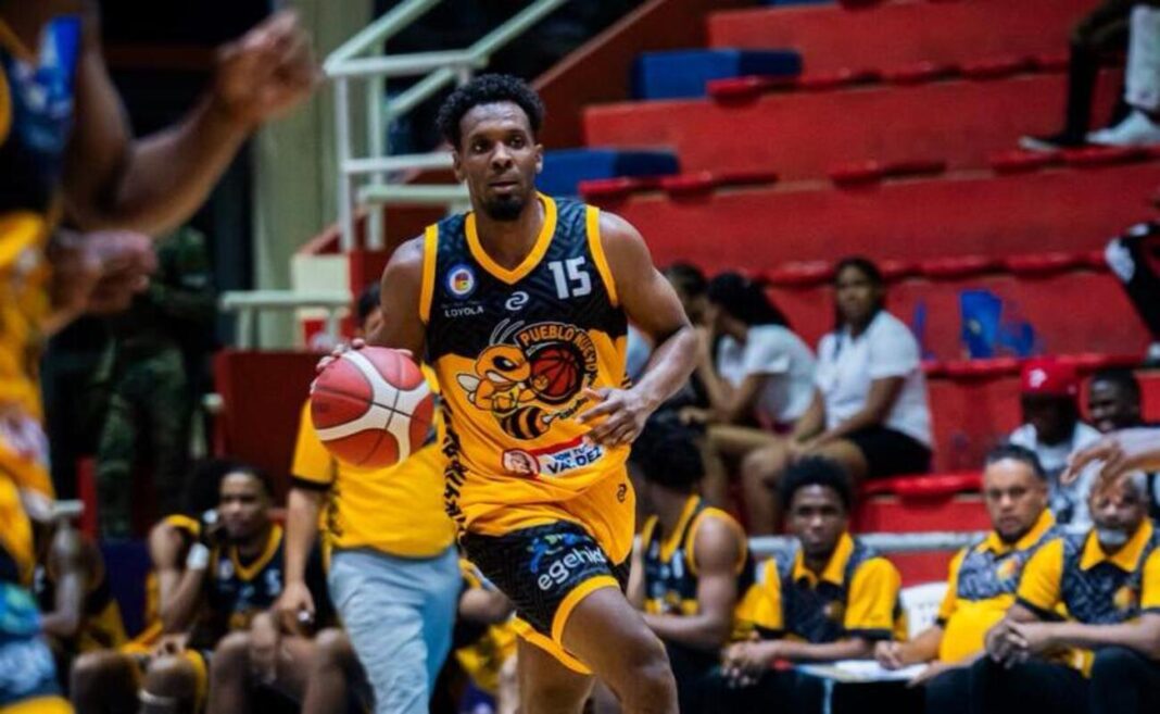 Jornada de miércoles en el Torneo de Baloncesto Superior de San Cristóbal: Pueblo Nuevo y Buitres consiguen triunfos contundentes.