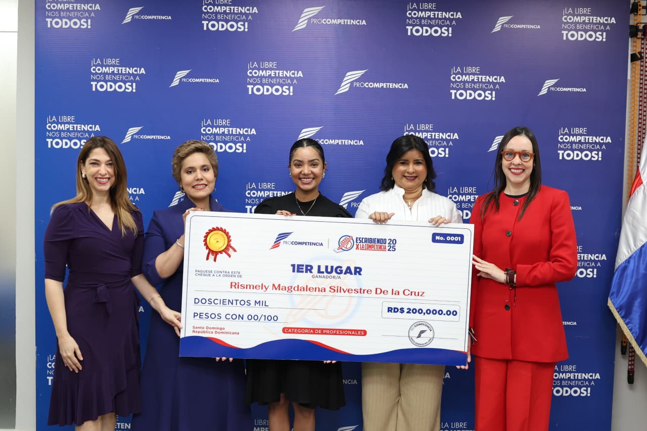 ProCompetencia premia a estudiantes y profesionales en su concurso nacional de ensayos.