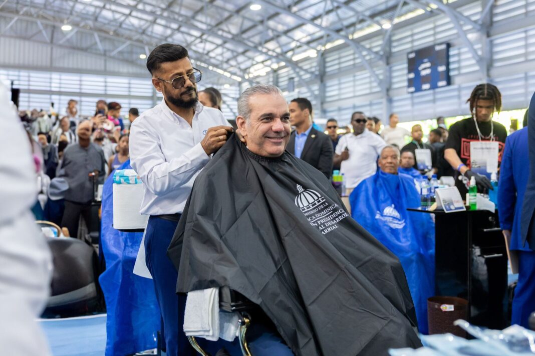 Abinader impulsa cooperativa en favor de peluqueros; se reúne con 1,000 de ellos.