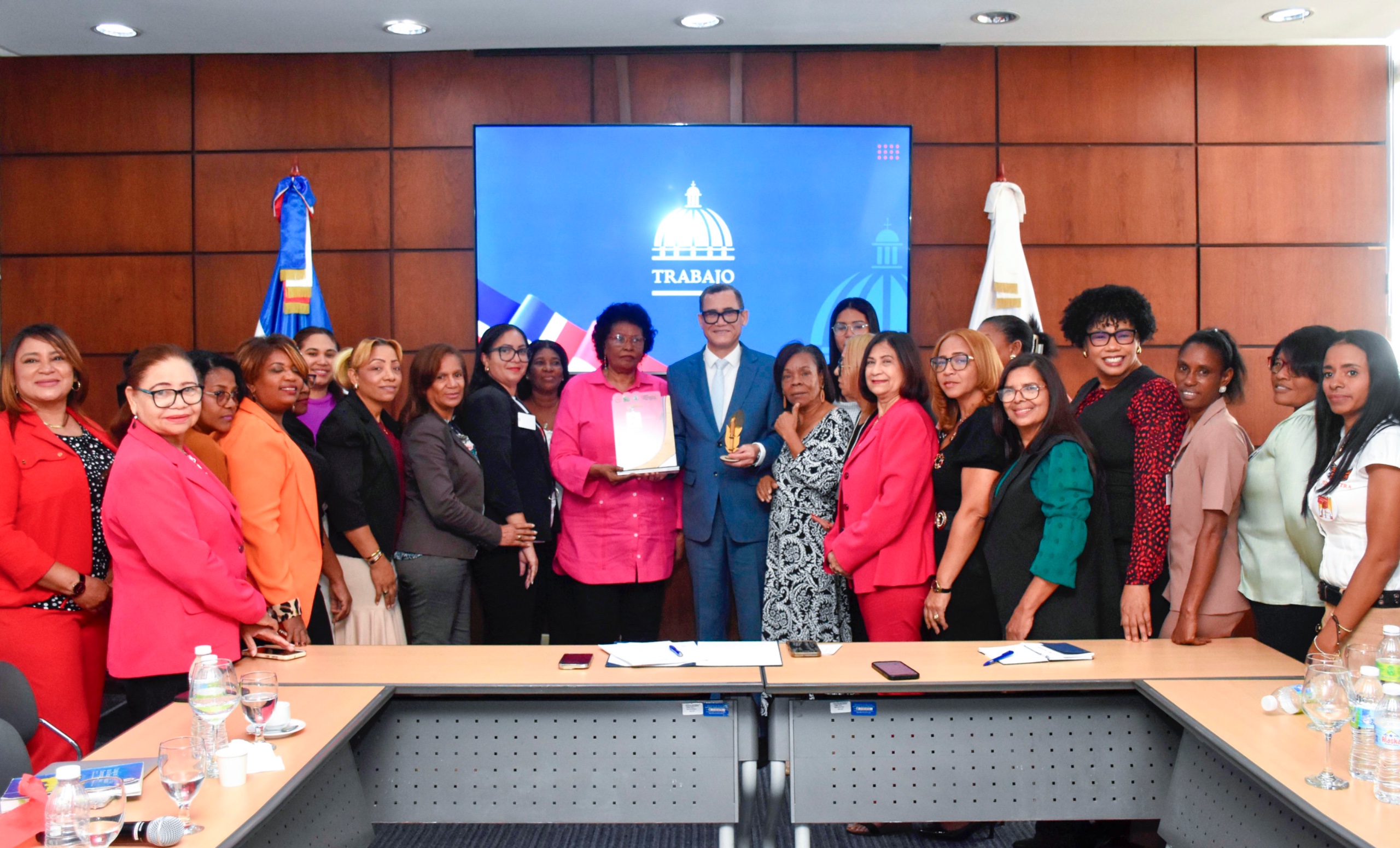 Ministro de Trabajo recibe reconocimiento por impulsar la igualdad y los derechos laborales de las mujeres.