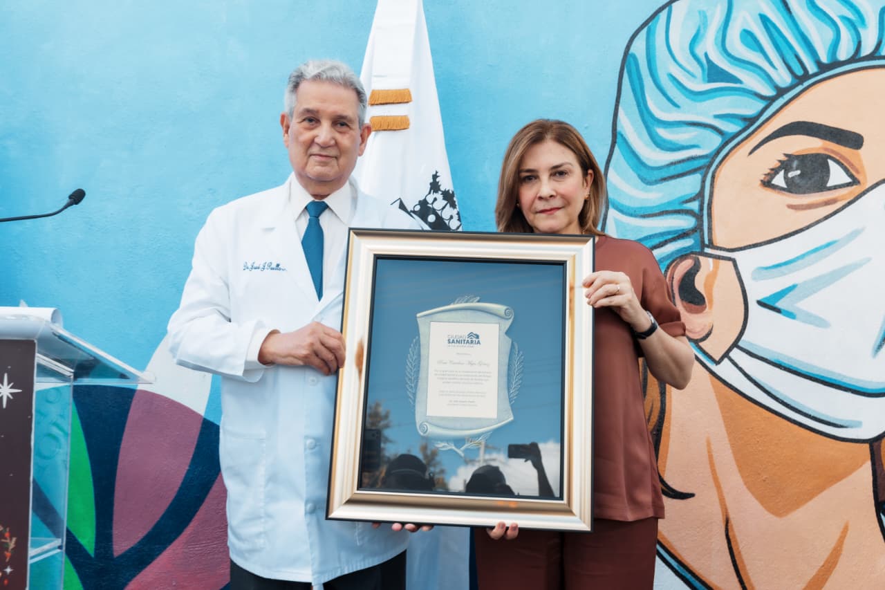 José Joaquín Puello reconoce a Carolina en la inauguración del parque lineal Ciudad Sanitaria.