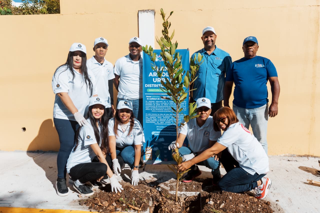 Alcaldía del DN lleva su Plan de Arbolado al sector Las Praderas.