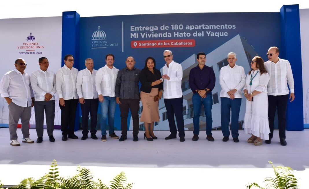 Presidente Abinader entrega 180 viviendas, inaugura escuela y hospital en Santiago.