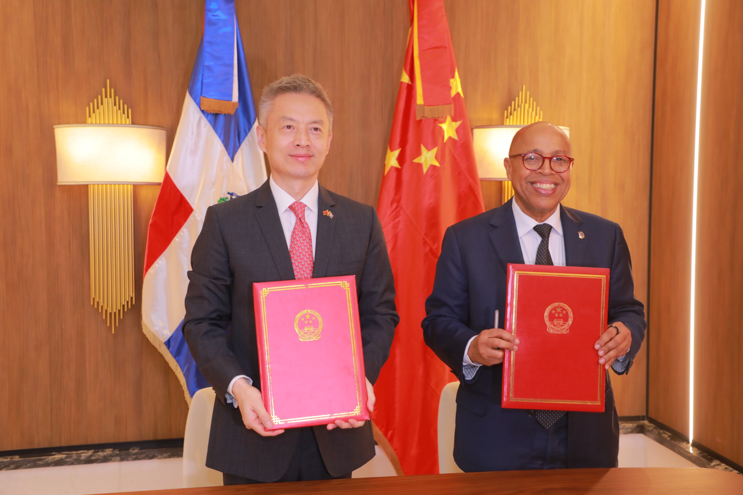 China dona equipos electrónicos a la Cámara de Diputados.