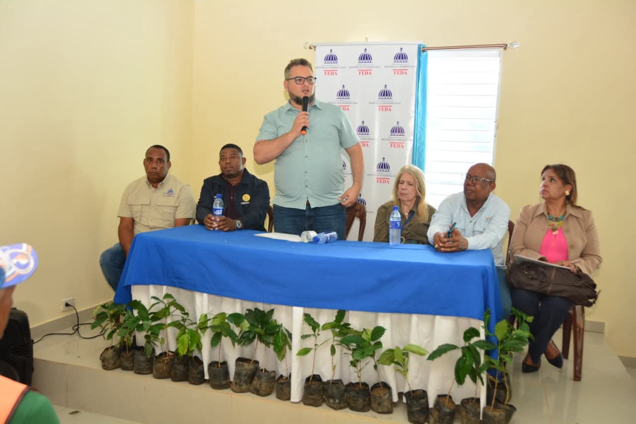 Hecmilio Galván recorre Cordillera Central, asegura hay que reivindicar las montañas.
