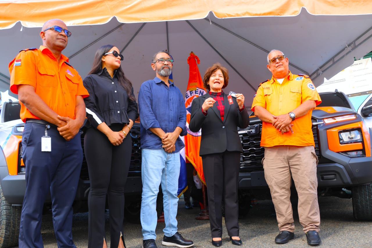 Defensa Civil e Interior y Policía fortalecen operativo de Navidad 2025 con donación de camionetas.