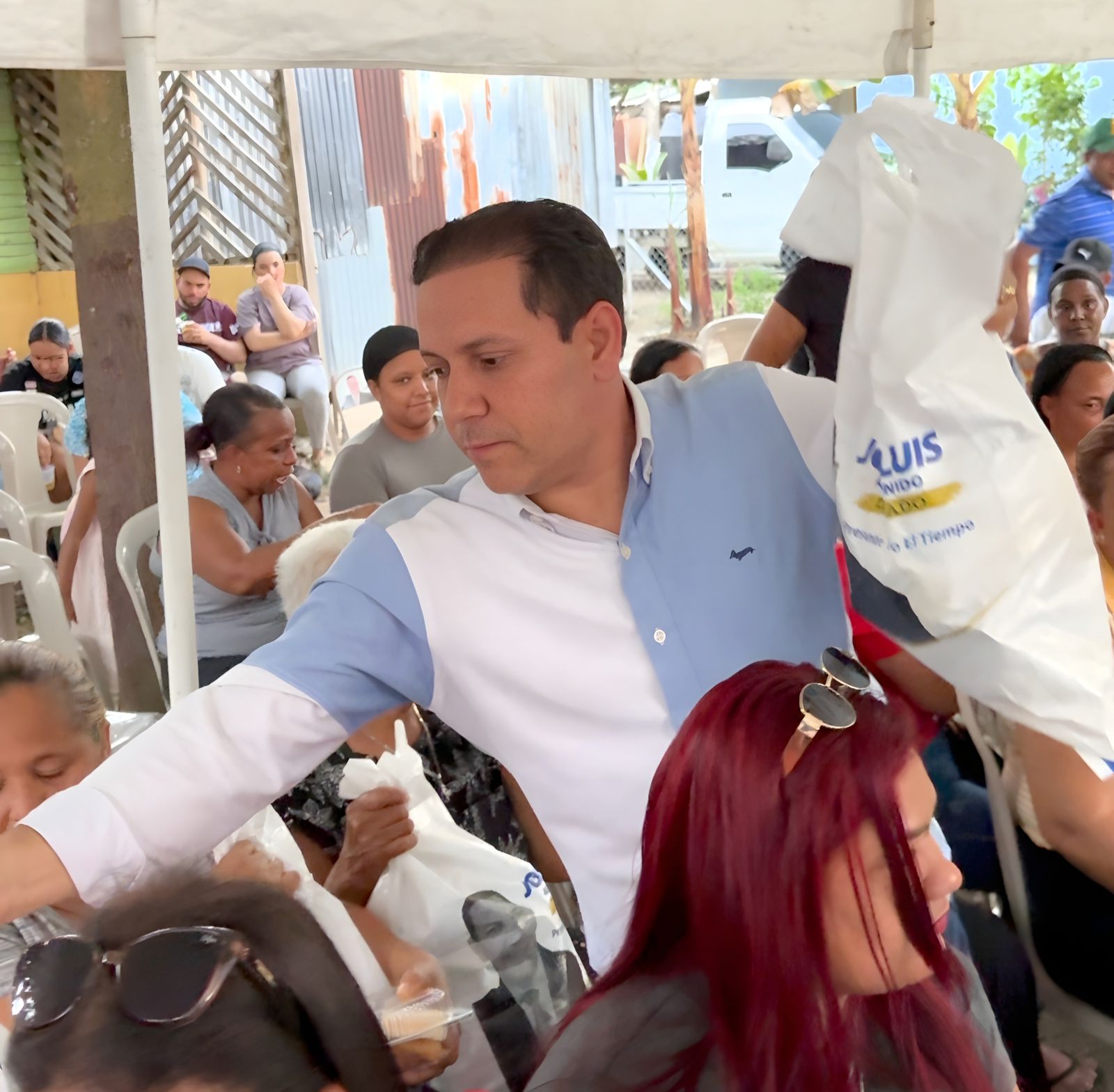 Diputado José Luis Abreu lleva alegría a familias vulnerables de La Vega con entrega de cajas navideñas