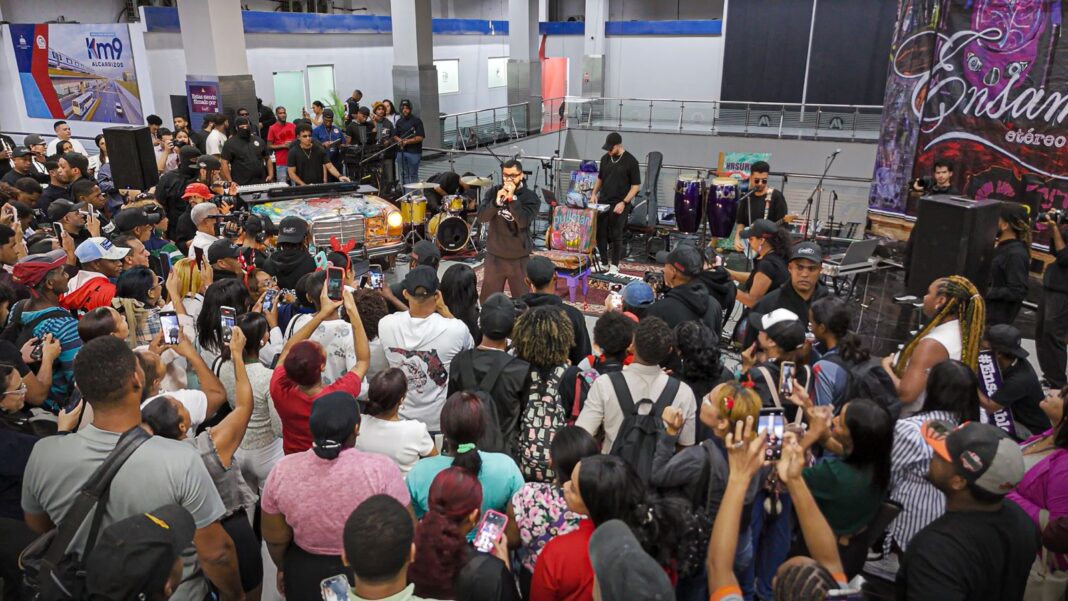 Ensamble Etéreo convierte el Metro de Santo Domingo en un escenario musical para Jezzy y Dahian El Apechao.