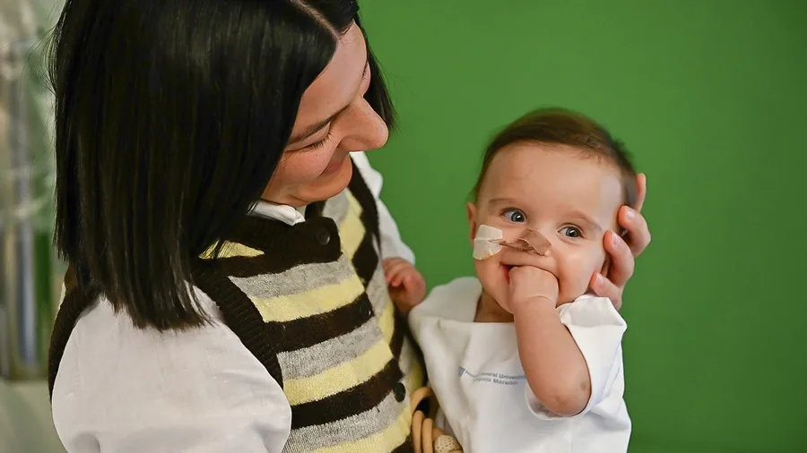 Mariami, la primera bebé trasplantada parcialmente de corazón en Europa, recibe el alta.