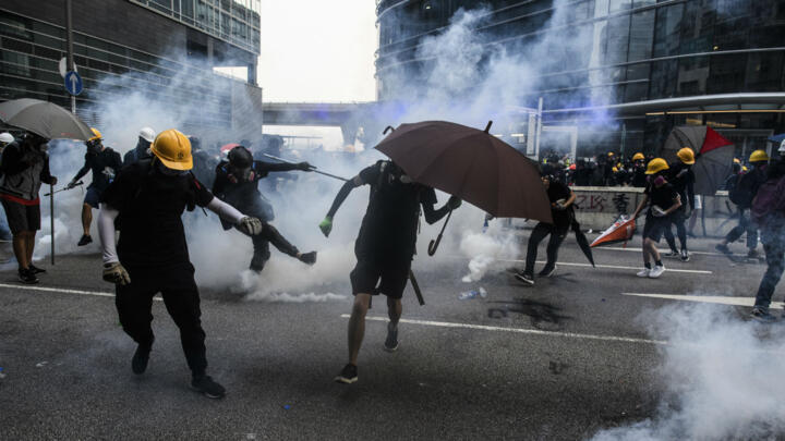 Hong Kong detiene reformas exteriores y exige retirar cubiertas ante dudas sobre seguridad.