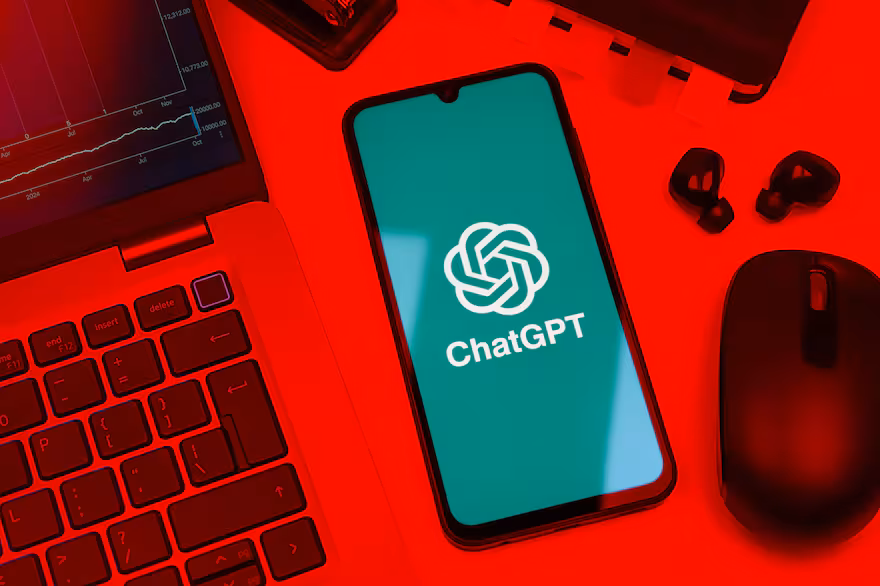 OpenAI se declara en “código rojo” y priorizará mejorar ChatGPT para frenar la presión de sus competidores como Google.