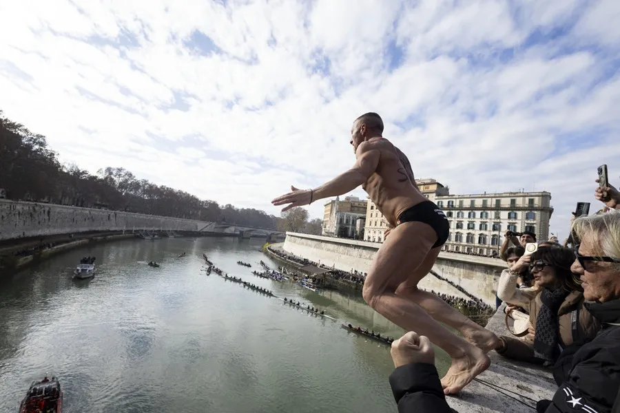 Roma da la bienvenida al 2026 con el tradicional salto al río Tíber