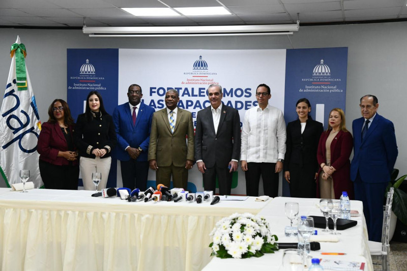 Abinader anuncia la graduación de más de 300 empleados públicos en maestría del Estado