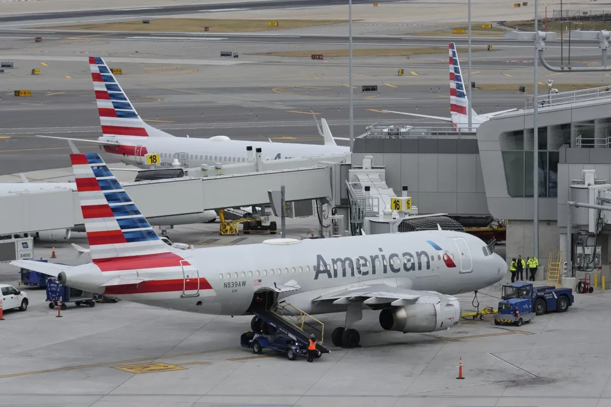 Vuelo de American Airlines realiza aterrizaje de emergencia en Denver
