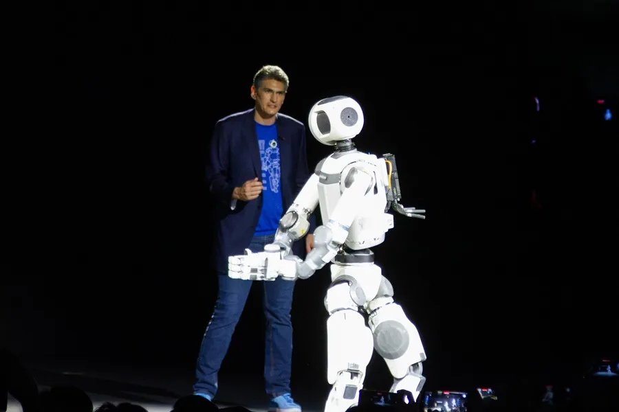 Hyundai y Boston Dynamics desvelan en la Feria CES a Atlas, el robot rival del Optimus de Tesla