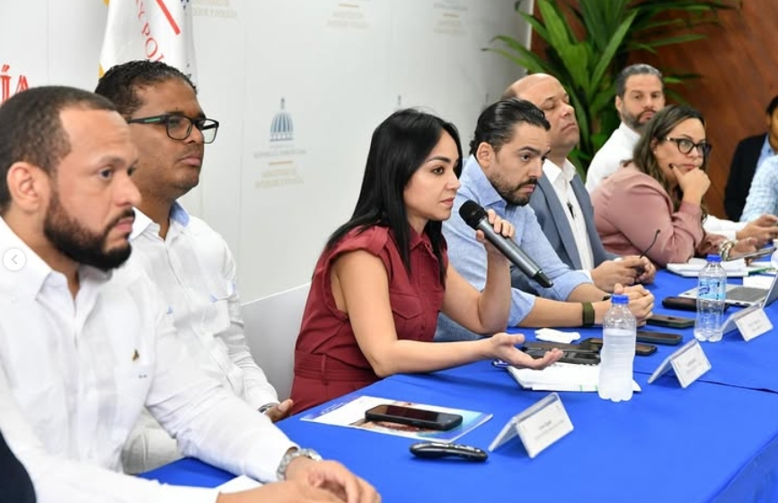 Ministra Faride Raful se reúne con propietarios de armerías y representantes de polígonos de tiro