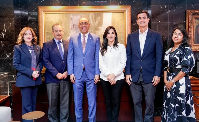 Nelson Arroyo recibe a representantes de AMCHAMDR para fortalecer facilitación del comercio