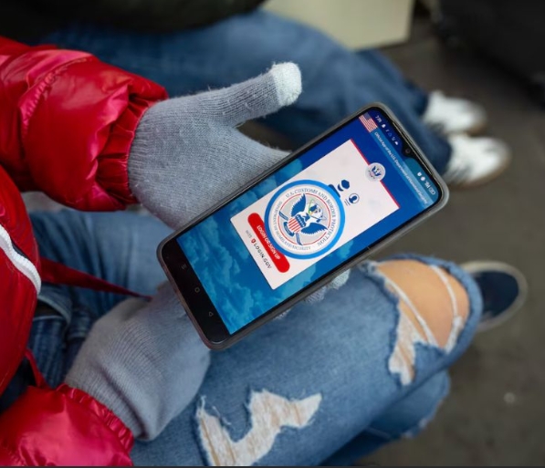 EE.UU. lanza protocolo de salida voluntaria con aplicación móvil