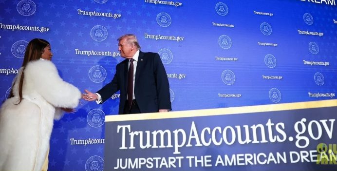 Nicki Minaj genera polémica al mostrar su “Trump Gold Card”