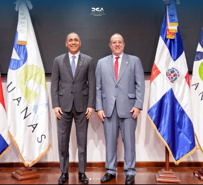 Juramentación de Nelson Arroyo como nuevo director contó con la presencia del exdirector