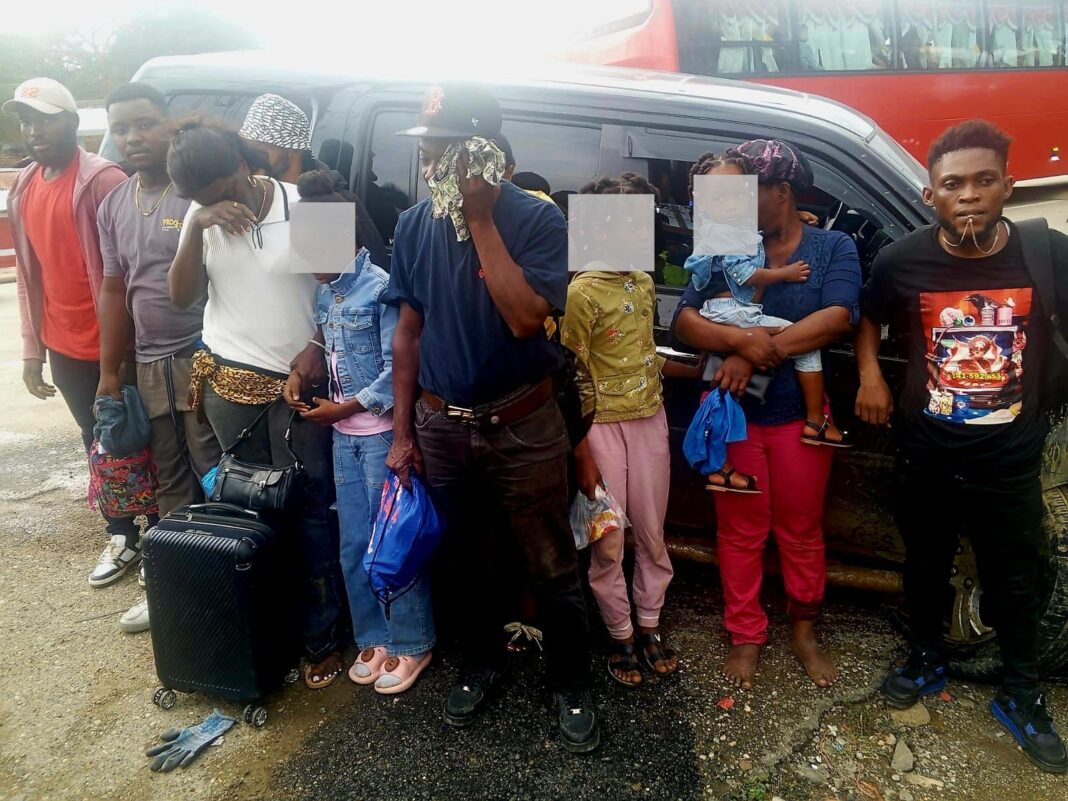Ejército intercepta vehículo con 11 haitianos indocumentados en Navarrete, Santiago