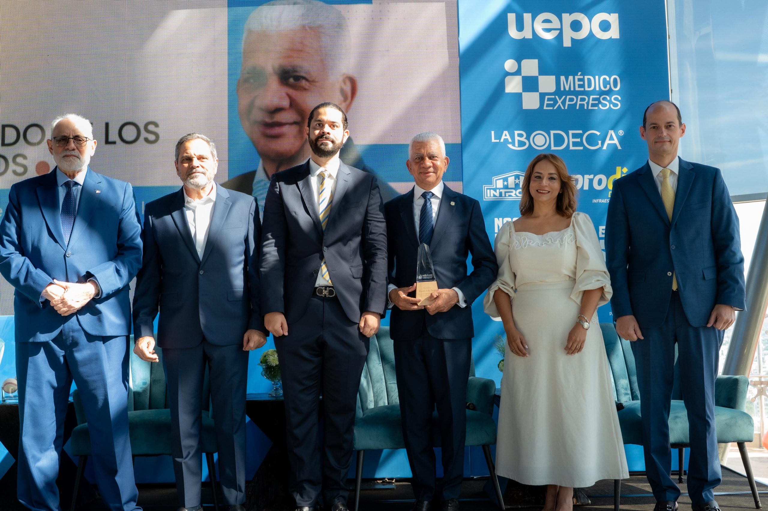 Presidente del Senado, Ricardo de los Santos, recibe reconocimiento de ADOTURD por su apoyo al deporte dominicano