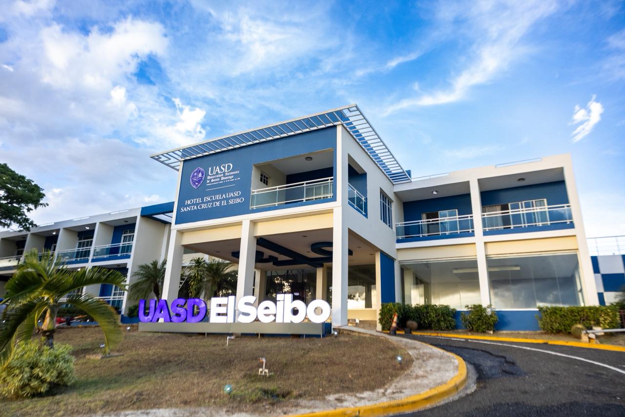 Presidente Abinader continúa expansión de la UASD Durante el acto en El Seibo también entregaron un hotel escuela, un auditorio y un aula inteligente.