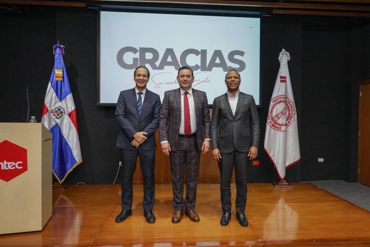 Expresidente Jimmy Morales dialoga con más de 80 jóvenes universitarios sobre liderazgo y política.