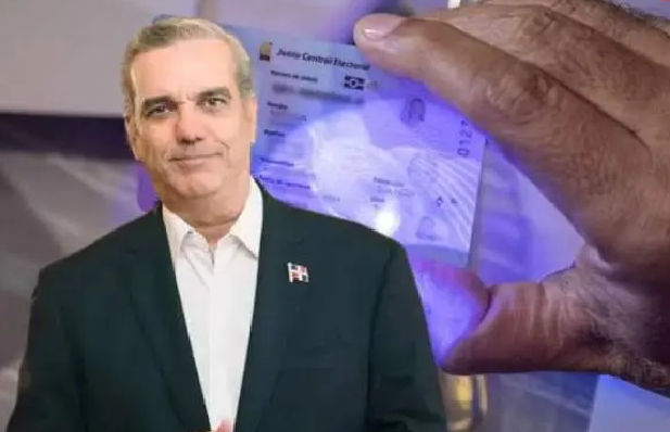 JCE entrega nueva cédula al presidente Luis Abinader