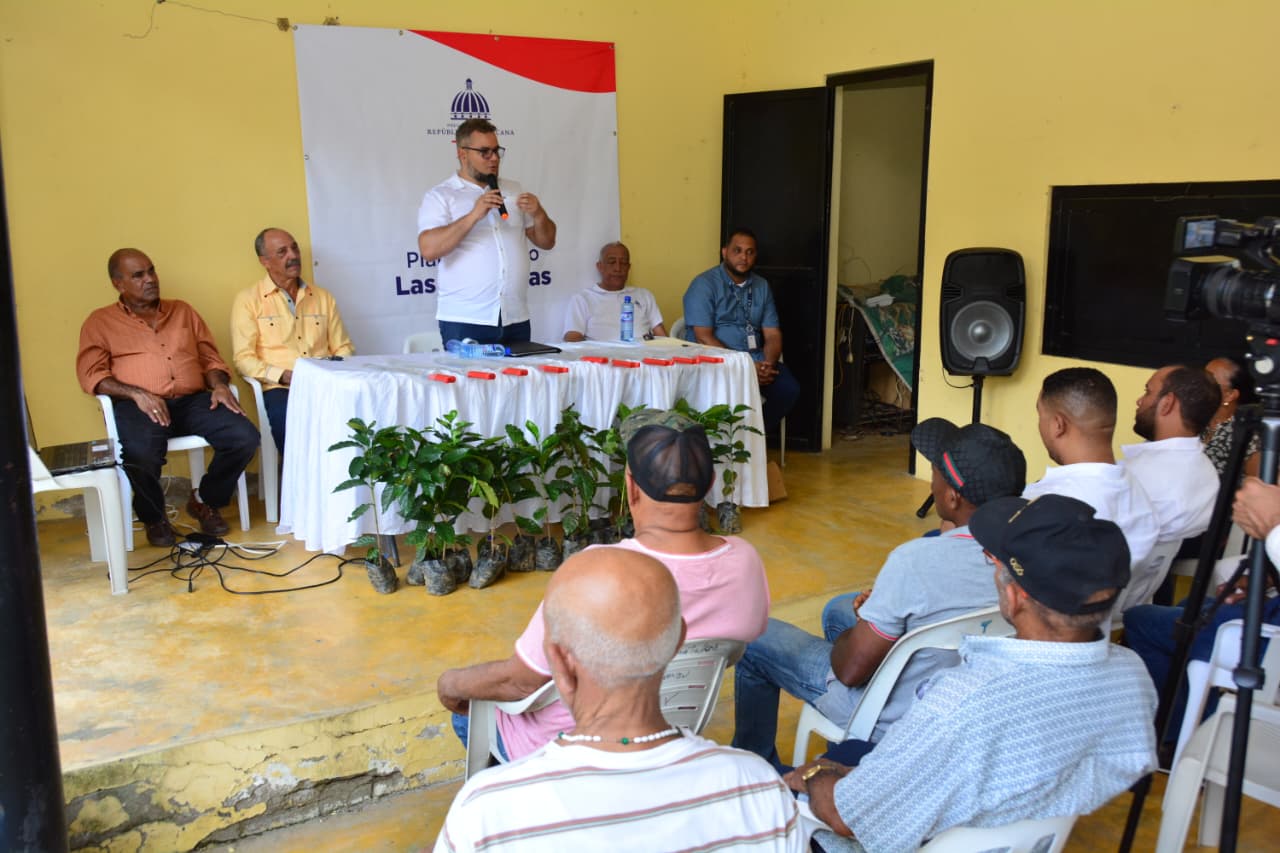 Hecmilio Galvan apoya agricultores de la provincia Duarte