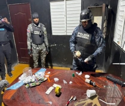 Policía Nacional interviene punto de distribución de drogas y ocupa arma de fuego ilegal en Hermanas Mirabal