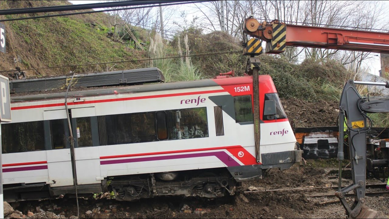 Tren de cercanías choca con grúa en Murcia; varios heridos leves