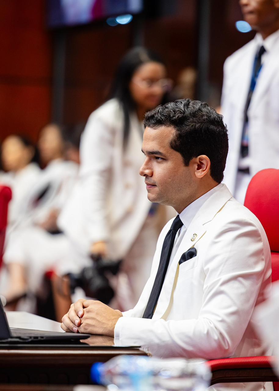 Omar Fernández cuestiona nueva deuda por US$2,750 millones, mientras hay US$3,700 millones de préstamos anteriores sin ejecutar