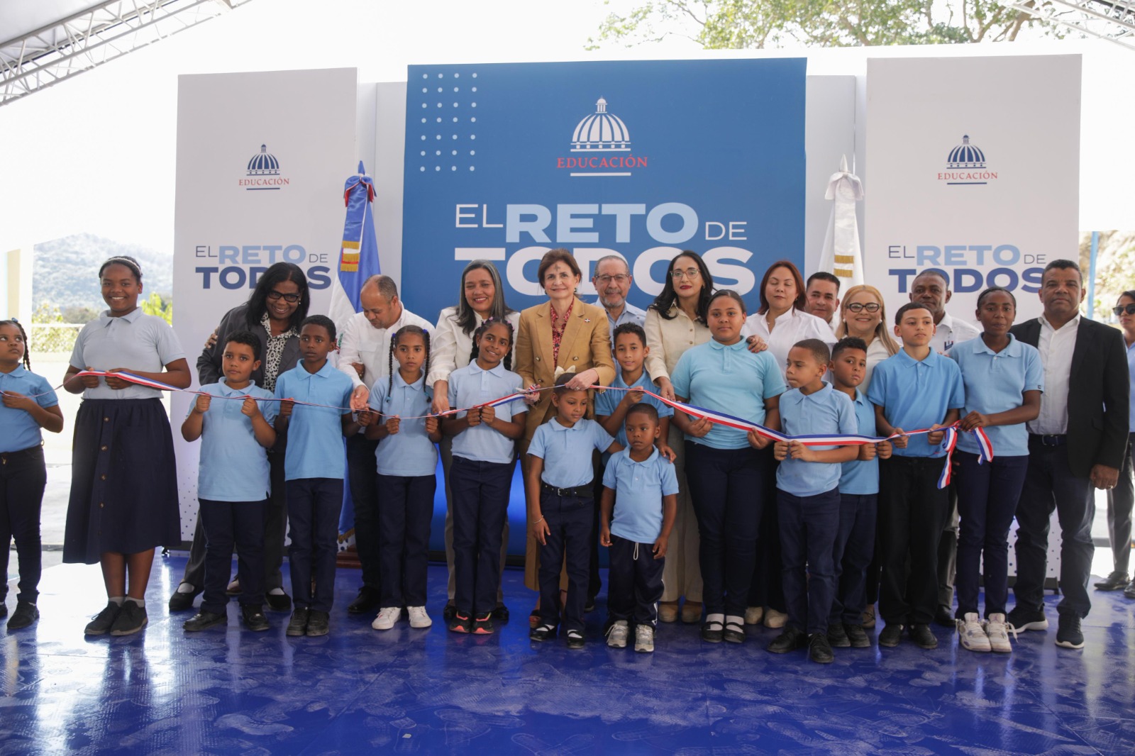 Gobierno inaugura escuela y estancia infantil en Azua que beneficiarán a cerca de mil niños