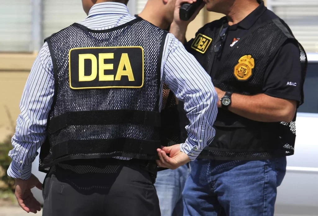 DEA y FBI desmantelan red de narcotráfico dirigida desde RD; seis arrestados en EE. UU.