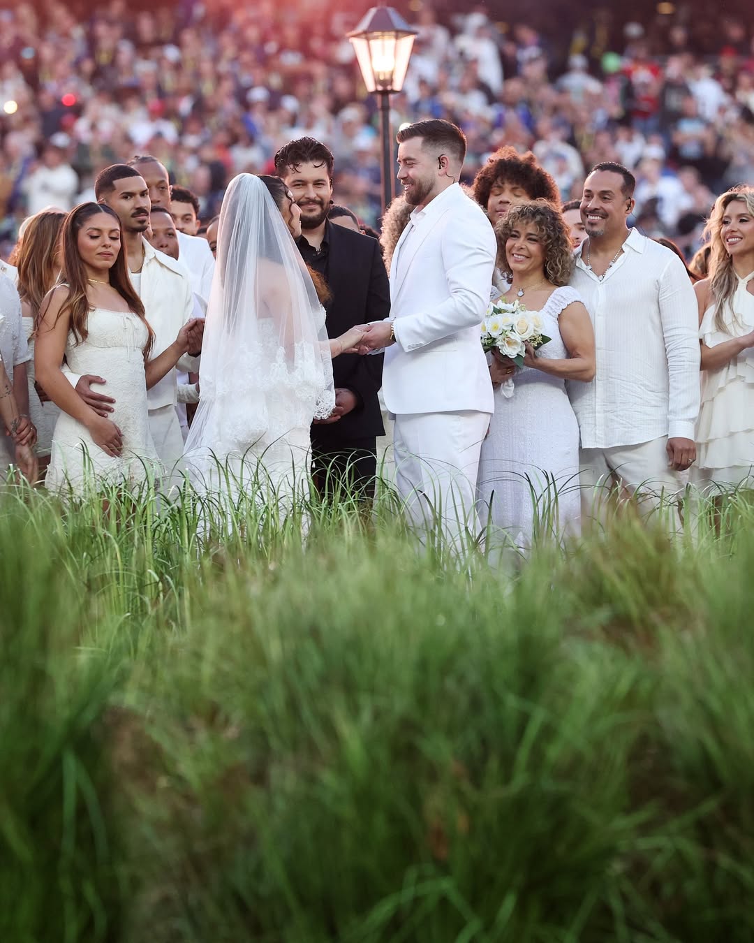 Bad Bunny hace historia en el Super Bowl con espectáculo en español y boda en vivo