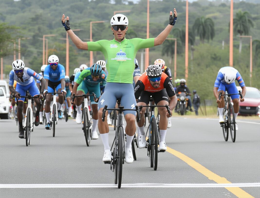 Wilmer Paredes se impone en la segunda etapa; Cedeño conserva el liderato en la Vuelta Ciclística Independencia Nacional