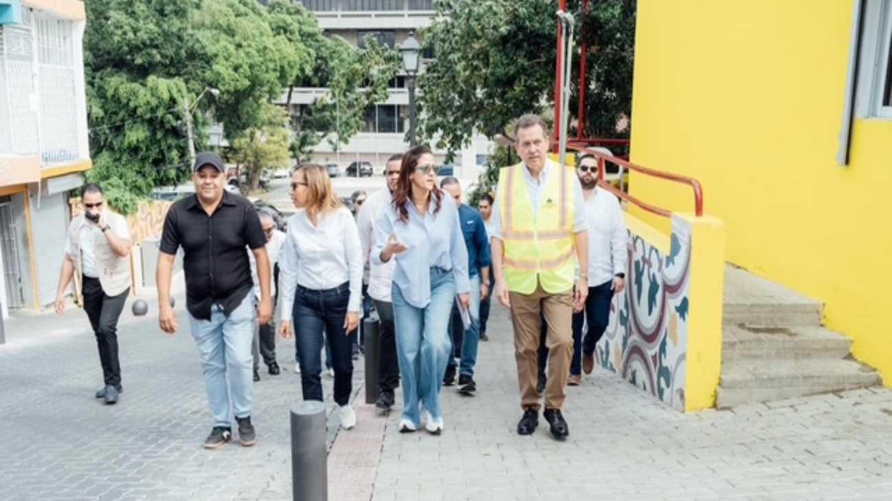 Ministro Ito Bisonó supervisa trabajos en la calle del Sol en Santiago por instrucción del presidente, para respaldar coordinación interinstitucional
