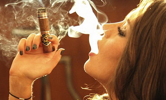 Mujeres dominicanas adoptan la moda de fumar puros como símbolo de elegancia y conexión