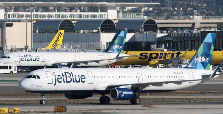 Vuelo de JetBlue realiza aterrizaje de emergencia en Newark por humo en cabina