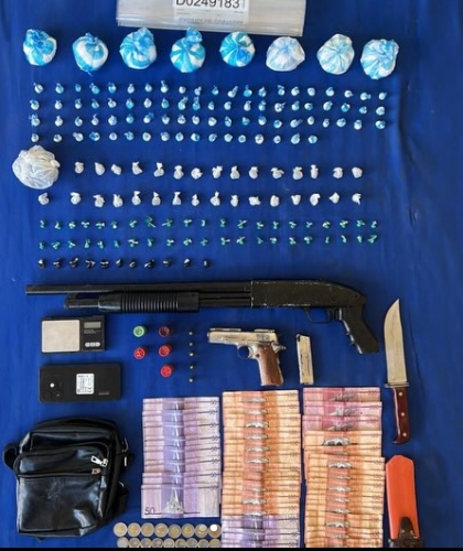 ARRESTAN HOMBRE CON CIENTOS DE GRAMOS DE DROGAS Y DOS ARMAS DE FUEGO