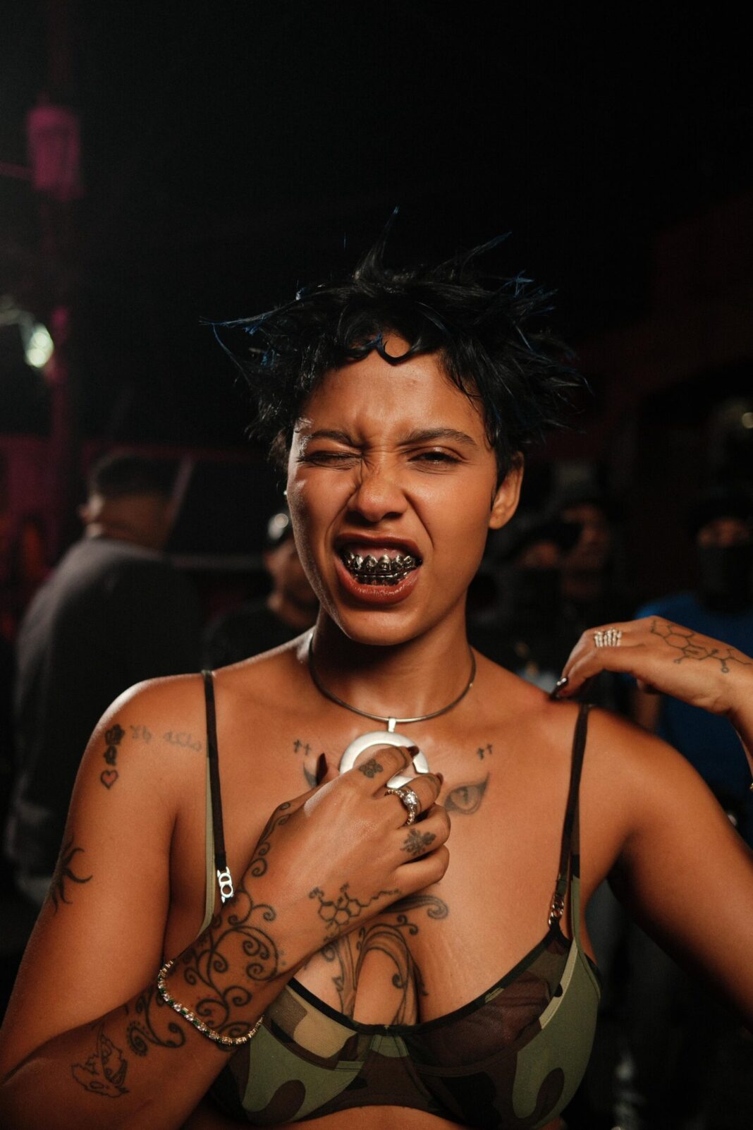 Tokischa regresa al dembow y apoya nuevos talentos junto a Ezzy R